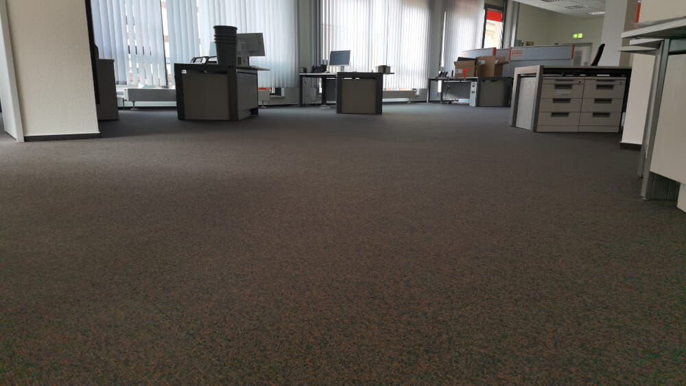 Teppich verlegen im Großraumbüro