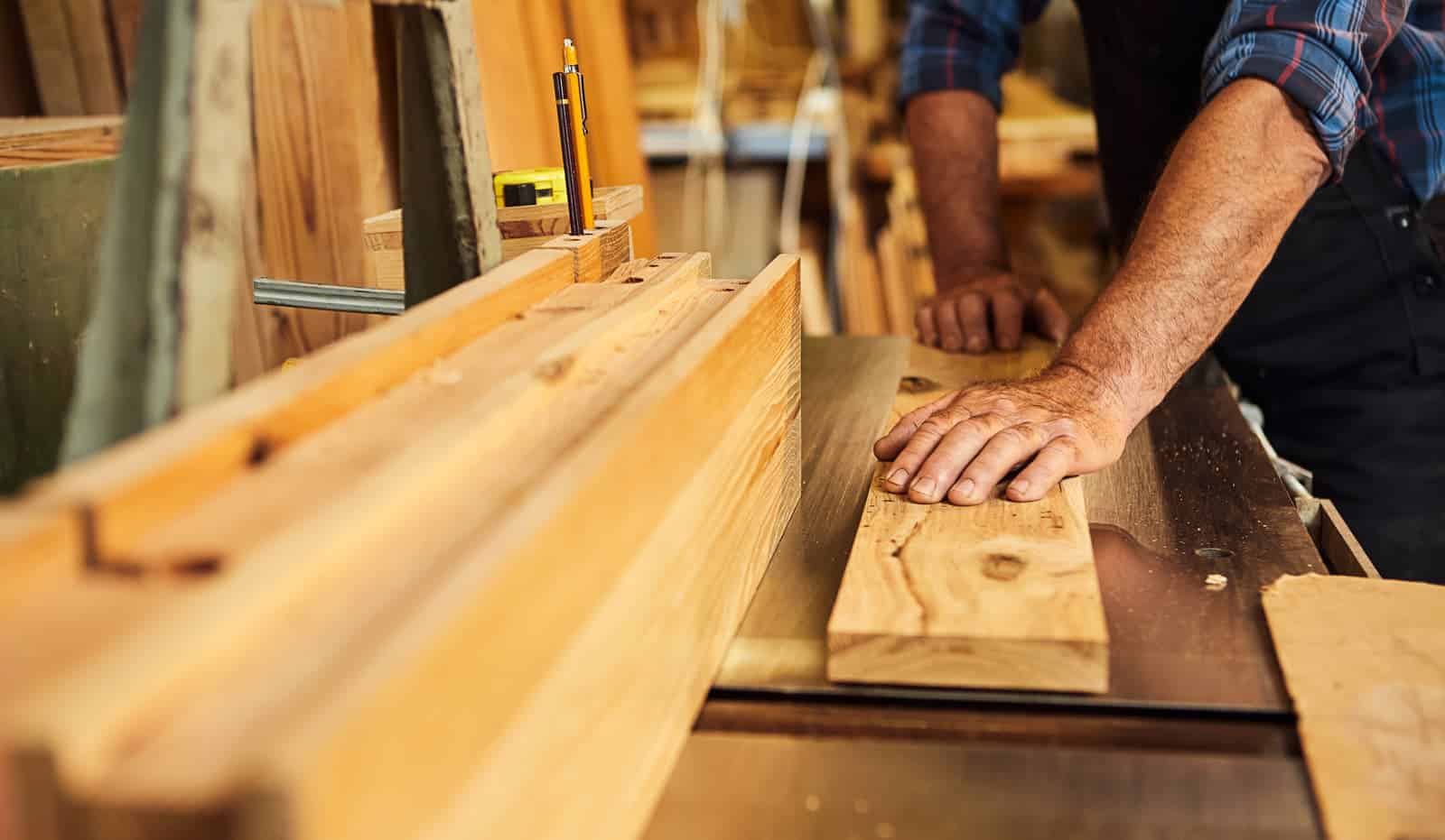 Schreiner arbeitet an einer Holzbearbeitungsmaschine in der Schreinerei