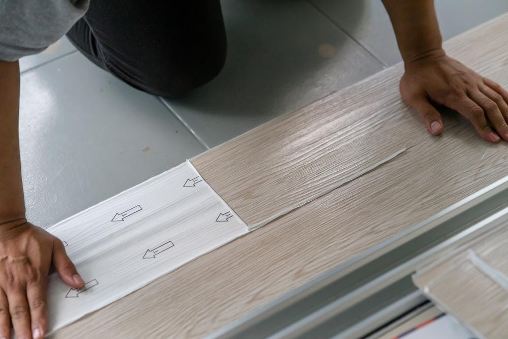 Mann verlegt Vinyl-Parkett