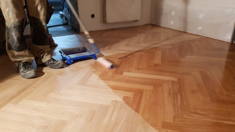 Parkettboden versiegeln mit der Rolle