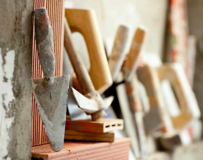 Spachtel mit einer Dreieck-Zahnung