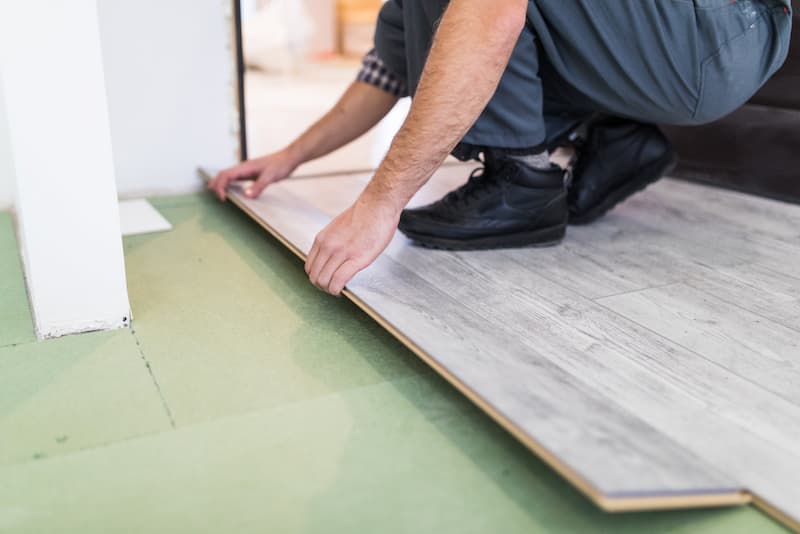 Klick Vinyl in der Wohnung verlegen.